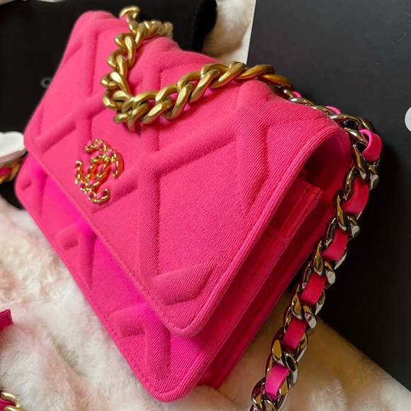 ❌SOLD❌🔥CHANEL 19 Jersey quilted Hot Pink Wallet on Chain - Picture 2 of 5